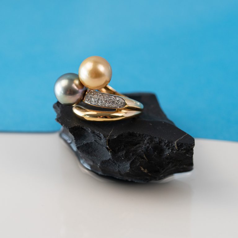 Bague L'Âme soeur est une bague type toi et moi composée d'une perle Tahiti d'un côté et d'une perle des mers du sud de l'autre
