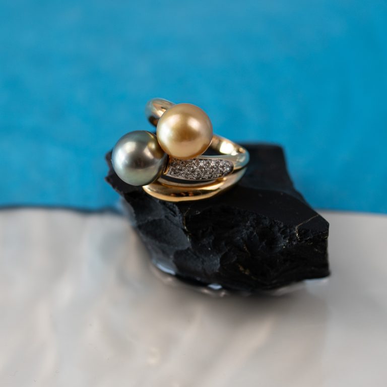 Bague L'Âme soeur est une bague type toi et moi composée d'une perle Tahiti d'un côté et d'une perle des mers du sud de l'autre