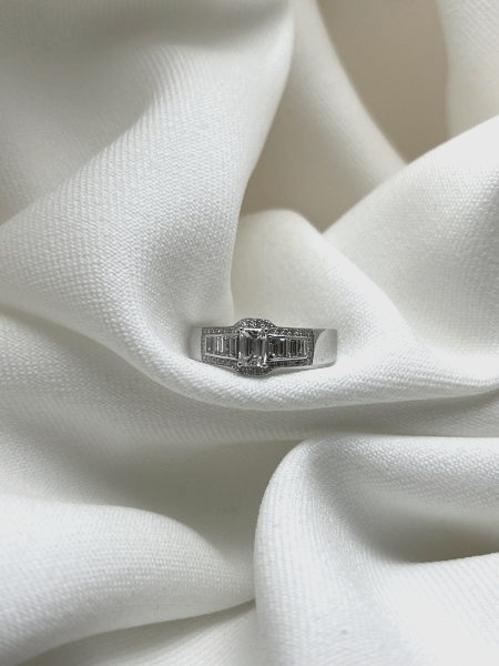 Bague Or blanc 750/1000ème diamant taille émeraude baguette et brillant Waskoll