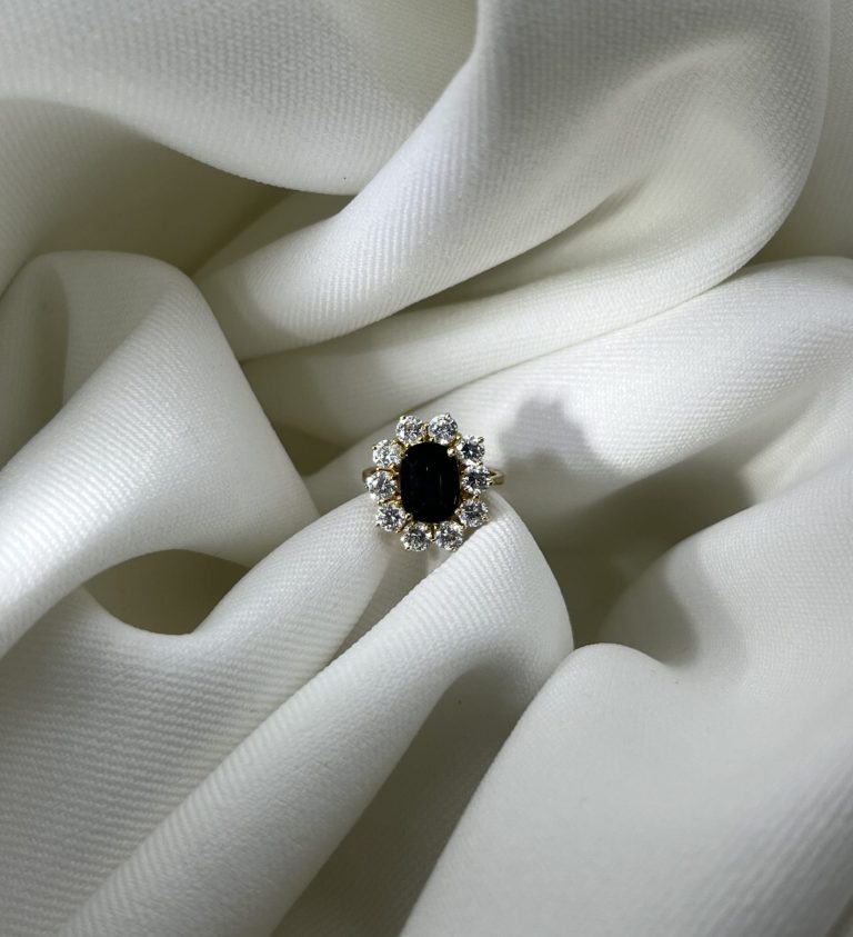 Bague Barrial entourage diamant saphir foncé au centre
