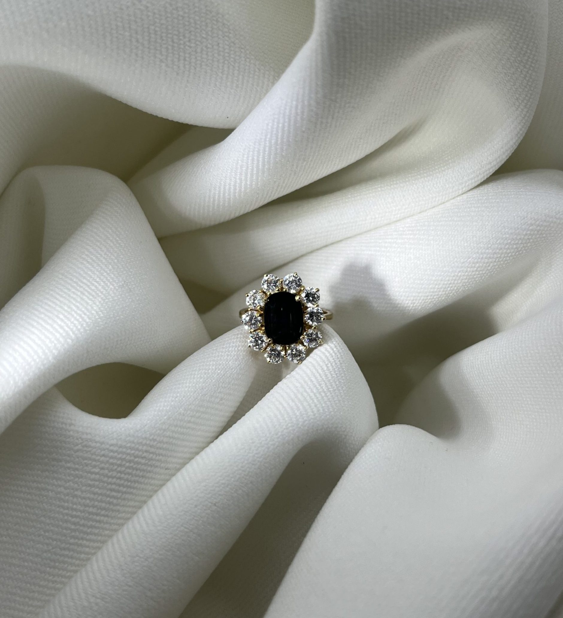 Bague Barrial entourage diamant saphir foncé au centre