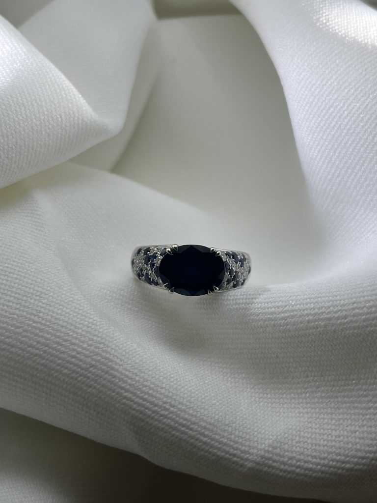 Bague de nuit. Saphirs et diamants or blanc 750/1000ème.