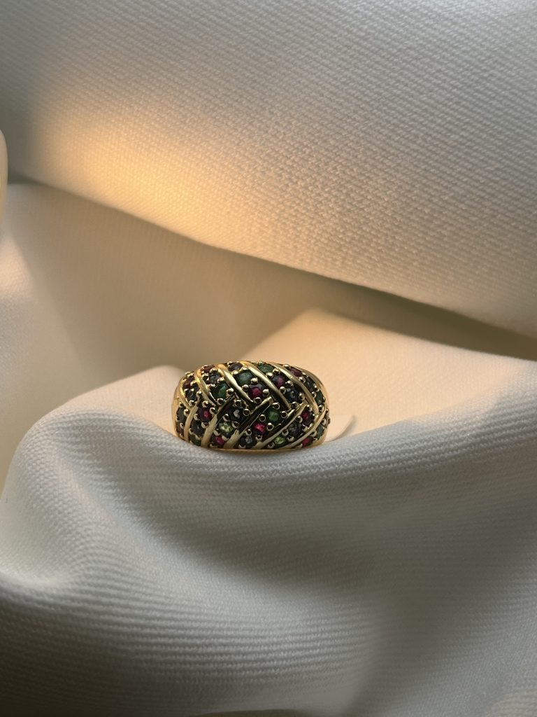 Bague arlequin. Pierre saphir / Rubis/ émeraude en or jaune 750/1000ème.