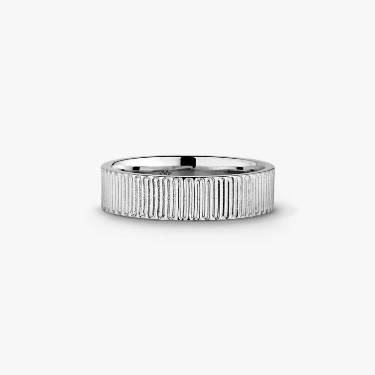 Bague argent posée à plat effet strié comme un ruban gros grain