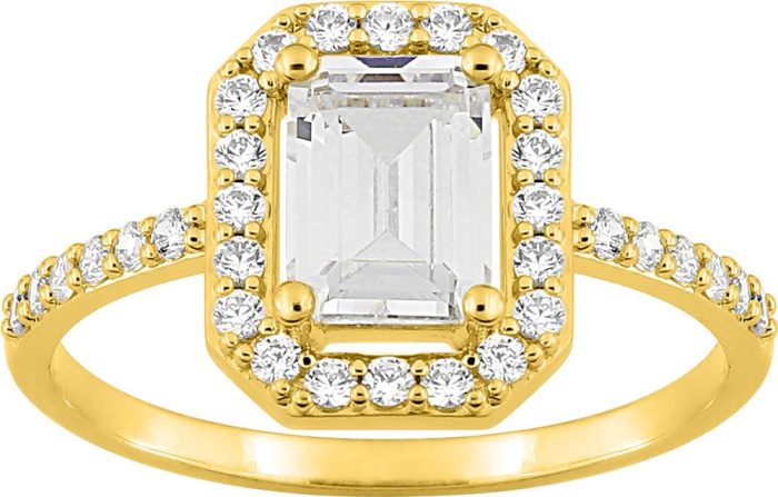 Bague plaqué or jaune sertie d’un oxyde de zirconium taille émeraude avec entourage et corps sertis. Disponible en ligne et en boutique à Montmorency.