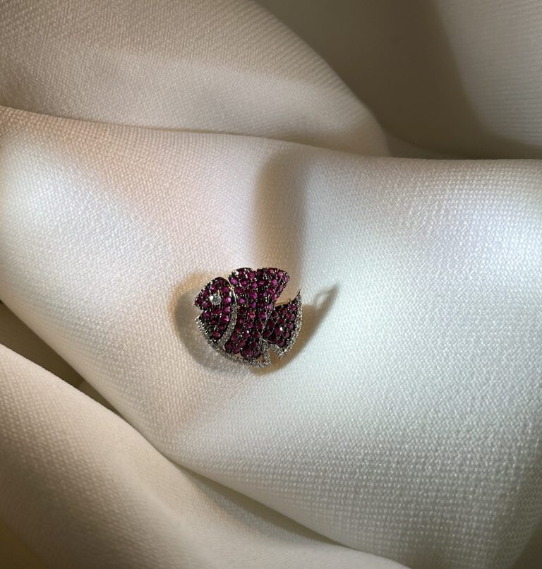 Pendentif poisson en or 750/1000 pavé de 64 rubis (1,64 ct) et souligné de diamants. Livré avec sa chaîne en or blanc. Bijouterie Barrial, Montmorency depuis 1978.