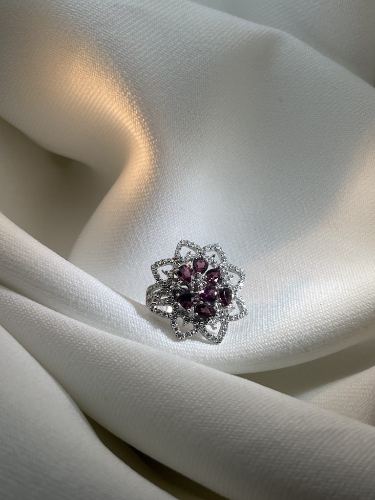 Bague fleur en or blanc 750/1000, cœur de tourmalines roses taille poire et pétales ajourés en forme de cœur pavés de diamants. Bijouterie Barrial, Montmorency.