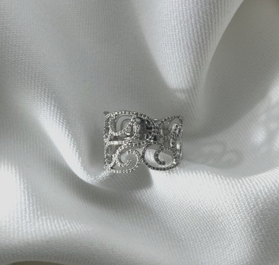 bague arabesque or blanc diamants serti mini griffes sur tissu